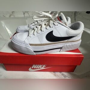 Nike court Legacy Lift